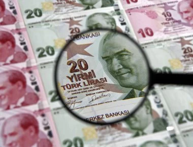 «Βουτιά» της τουρκικής λίρας μετά από δημοσίευμα για αμερικανικές κυρώσεις